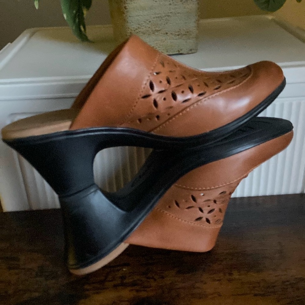 CLARKS Bendables Cognac Brown Perforated Leather Slip On Buckle Mules Clogs Sz 7 - Picture 5 of 11